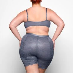 SKIMS LACE BANDEAU | THUNDER 15 SKIMS LACE BANDEAU | THUNDER -SWIM Sales Store SKIMS BRA BR BND 2135 ZB THG 0014