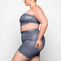 SKIMS LACE BANDEAU | THUNDER 11 SKIMS LACE BANDEAU | THUNDER -SWIM Sales Store SKIMS BRA BR BND 2135 ZB THG 0023