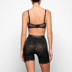 SKIMS LACE BANDEAU | ONYX 15 SKIMS LACE BANDEAU | ONYX -SWIM Sales Store SKIMS BRA BR BND 2135 ZD ONX 0015