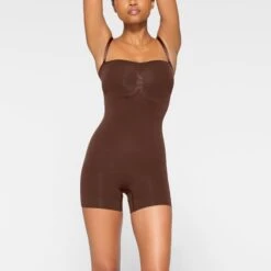 SEAMLESS SCULPT STRAPLESS SHORTIE BODYSUIT | COCOA 10 SEAMLESS SCULPT STRAPLESS SHORTIE BODYSUIT | COCOA -SWIM Sales Store SKIMS SHAPEWEAR BD MDT 2914 JA COA 0003 FR