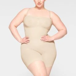 SEAMLESS SCULPT STRAPLESS SHORTIE BODYSUIT | SAND 10 SEAMLESS SCULPT STRAPLESS SHORTIE BODYSUIT | SAND -SWIM Sales Store SKIMS SHAPEWEAR BD MDT 2914 JB SND 0002 FR