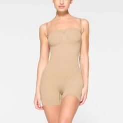 SEAMLESS SCULPT STRAPLESS SHORTIE BODYSUIT | CLAY 10 SEAMLESS SCULPT STRAPLESS SHORTIE BODYSUIT | CLAY -SWIM Sales Store SKIMS SHAPEWEAR BD MDT 2914 JC CLY 0003 FR