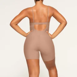 DEEP PLUNGE SHAPEWEAR MID THIGH BODYSUIT | SIENNA -SWIM Sales Store SKIMS SHAPEWEAR BD MDT 2960 LA SIE 0018