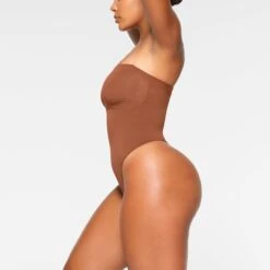 SEAMLESS SCULPT STRAPLESS THONG BODYSUIT | BRONZE 8 SEAMLESS SCULPT STRAPLESS THONG BODYSUIT | BRONZE -SWIM Sales Store SKIMS SHAPEWEAR BD THG 2913 IA BRZ 0014 SD