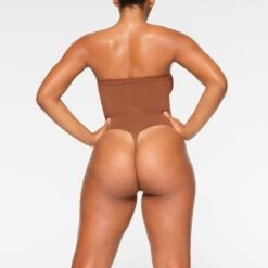 SEAMLESS SCULPT STRAPLESS THONG BODYSUIT | BRONZE 9 SEAMLESS SCULPT STRAPLESS THONG BODYSUIT | BRONZE -SWIM Sales Store SKIMS SHAPEWEAR BD THG 2913 IA BRZ 0017 BK