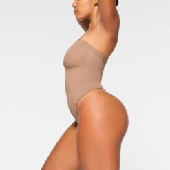 SEAMLESS SCULPT STRAPLESS THONG BODYSUIT | SIENNA -SWIM Sales Store SKIMS SHAPEWEAR BD THG 2913 IA SIE 0038 SD