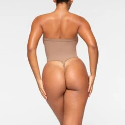 SEAMLESS SCULPT STRAPLESS THONG BODYSUIT | SIENNA -SWIM Sales Store SKIMS SHAPEWEAR BD THG 2913 IA SIE 0045 BK
