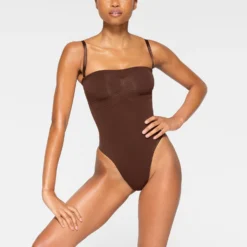 SEAMLESS SCULPT STRAPLESS THONG BODYSUIT | COCOA 10 SEAMLESS SCULPT STRAPLESS THONG BODYSUIT | COCOA -SWIM Sales Store SKIMS SHAPEWEAR BD THG 2913 JA COA 0005 FR