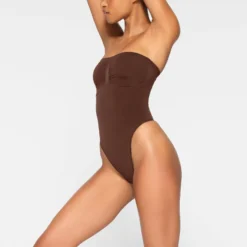 SEAMLESS SCULPT STRAPLESS THONG BODYSUIT | COCOA 8 SEAMLESS SCULPT STRAPLESS THONG BODYSUIT | COCOA -SWIM Sales Store SKIMS SHAPEWEAR BD THG 2913 JA COA 0054 SD