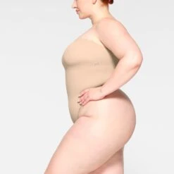 SEAMLESS SCULPT STRAPLESS THONG BODYSUIT | MICA -SWIM Sales Store SKIMS SHAPEWEAR BD THG 2913 JB MCA 0025 SD