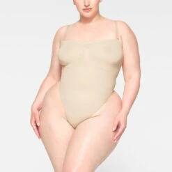SEAMLESS SCULPT STRAPLESS THONG BODYSUIT | SAND -SWIM Sales Store SKIMS SHAPEWEAR BD THG 2913 JB SND 0003 FR