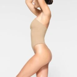 SEAMLESS SCULPT STRAPLESS THONG BODYSUIT | CLAY -SWIM Sales Store SKIMS SHAPEWEAR BD THG 2913 JC CLY 0031 SD