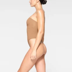 SEAMLESS SCULPT STRAPLESS THONG BODYSUIT | OCHRE -SWIM Sales Store SKIMS SHAPEWEAR BD THG 2913 JC OCH 0022 SD 633f2423 2976 4f7e a578 9f10324eed7a