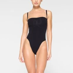 SEAMLESS SCULPT STRAPLESS THONG BODYSUIT | ONYX -SWIM Sales Store SKIMS SHAPEWEAR BD THG 2913 JC ONX 0001 FR