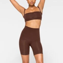 SEAMLESS SCULPT BANDEAU | COCOA -SWIM Sales Store SKIMS SHAPEWEAR BR BAN 2895 JA COA 0002 FR