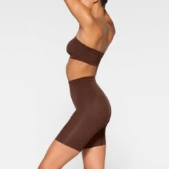 SEAMLESS SCULPT BANDEAU | COCOA -SWIM Sales Store SKIMS SHAPEWEAR BR BAN 2895 JA COA 0045 SD
