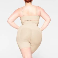 SEAMLESS SCULPT BANDEAU | SAND -SWIM Sales Store SKIMS SHAPEWEAR BR BAN 2895 JB SND 0013 BK R2 17ea5a0d 9d83 4288 b504 f075dade6d3e