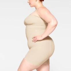 SEAMLESS SCULPT BANDEAU | SAND -SWIM Sales Store SKIMS SHAPEWEAR BR BAN 2895 JB SND 0043 SD 5a32bec5 ccde 4126 a316 748a7478dfb7