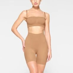 SEAMLESS SCULPT BANDEAU | OCHRE -SWIM Sales Store SKIMS SHAPEWEAR BR BAN 2895 JC OCH 0002 FR e7e02a79 d662 477a b030 dc3ad59f0dd7