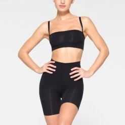 SEAMLESS SCULPT BANDEAU | ONYX -SWIM Sales Store SKIMS SHAPEWEAR BR BAN 2895 JC ONX 0003 FR