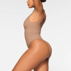 EVERYDAY SCULPT BODYSUIT | SIENNA -SWIM Sales Store SKIMS SHAPEWEAR SH BDY 2153 IA SIE 0009 SD