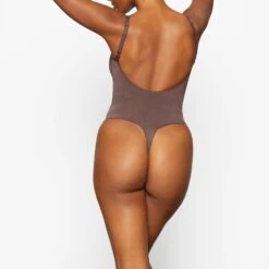 SHEER SCULPT THONG BODYSUIT | COCOA -SWIM Sales Store SKIMS SHAPEWEAR SH LBT 0248 YC COA 0018