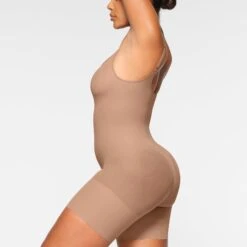 EVERYDAY SCULPT MID THIGH BODYSUIT | SIENNA -SWIM Sales Store SKIMS SHAPEWEAR SH ONE 2154 IA SIE 0010 SD 79ad2b46 db6d 44f8 8584 18579af4614b