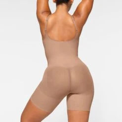 EVERYDAY SCULPT MID THIGH BODYSUIT | SIENNA -SWIM Sales Store SKIMS SHAPEWEAR SH ONE 2154 IA SIE 0015 BK c16a955e 5f09 4e8a b146 9c2a4af71a56