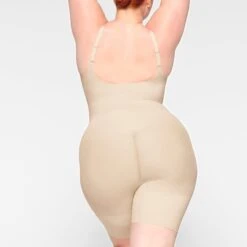 EVERYDAY SCULPT MID THIGH BODYSUIT | SAND 8 EVERYDAY SCULPT MID THIGH BODYSUIT | SAND -SWIM Sales Store SKIMS SHAPEWEAR SH ONE 2154 JB SND 0015 BK
