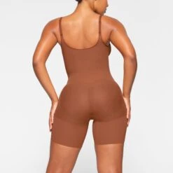 EVERYDAY SCULPT MID THIGH BODYSUIT | BRONZE 8 EVERYDAY SCULPT MID THIGH BODYSUIT | BRONZE -SWIM Sales Store SKIMS SHAPEWEAR SH ONE 2154 KA BRZ 0013 BK