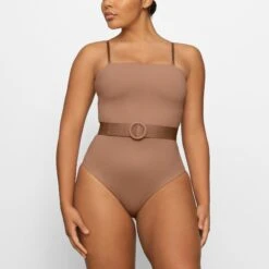 SHAPING SWIM STRAPLESS ONE PIECE | SIENNA -SWIM Sales Store SKIMS SWIM OP BRF 2772 FA SIE 0022 FR x2 abcfb211 a978 46c5 83ec a8e281b0a01f